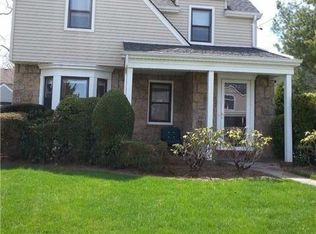 51 Murdock Rd, Lynbrook, NY 11563