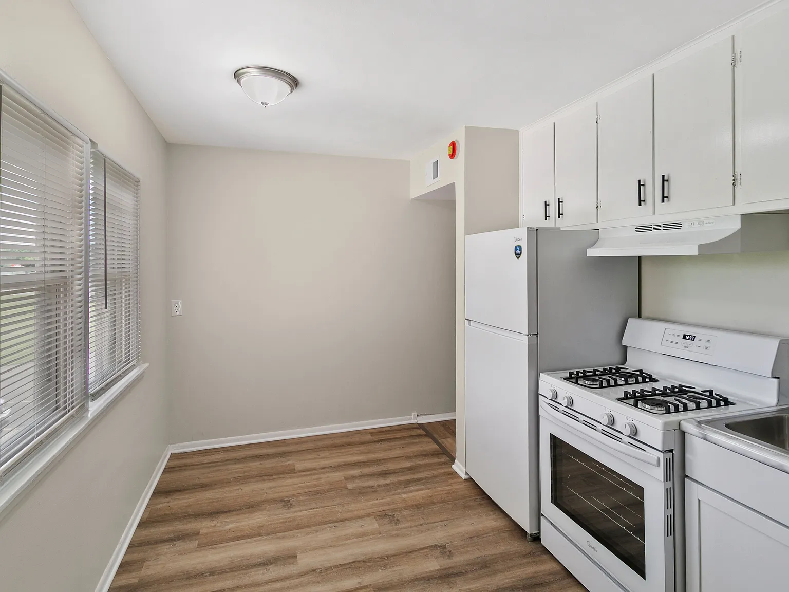 3 bed, 1000 sqft, $1,695 — Photo 3