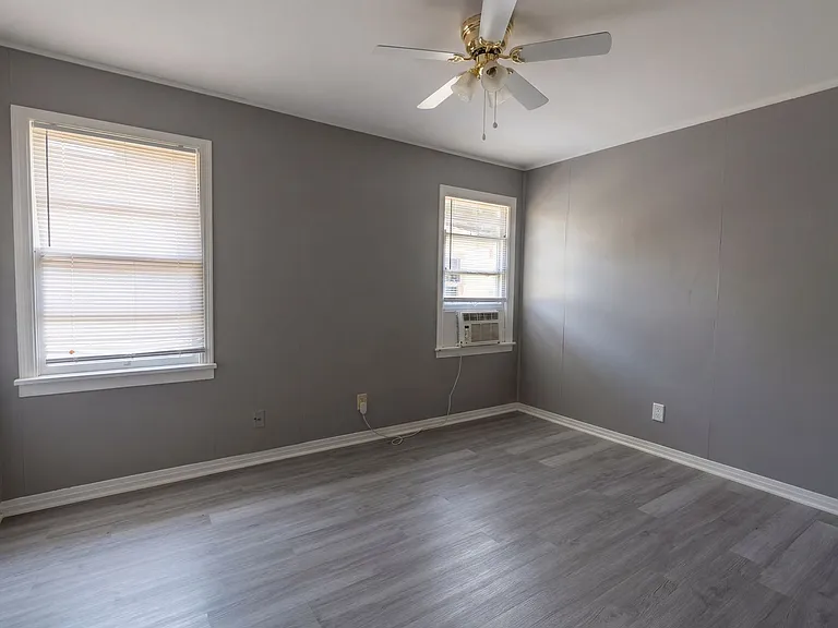 1148 Dudley Ln — Photo 8