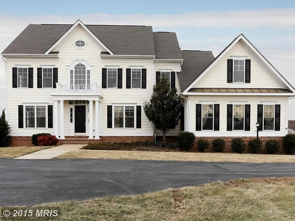 HOME HAS SIDE-LOAD 3-CAR GARAGE
