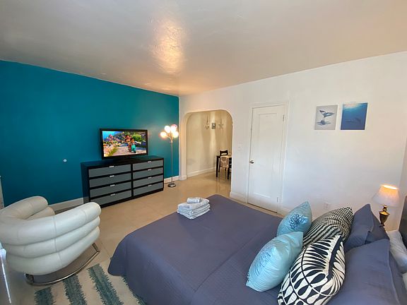 4th image of 7504 Byron Ave #7504