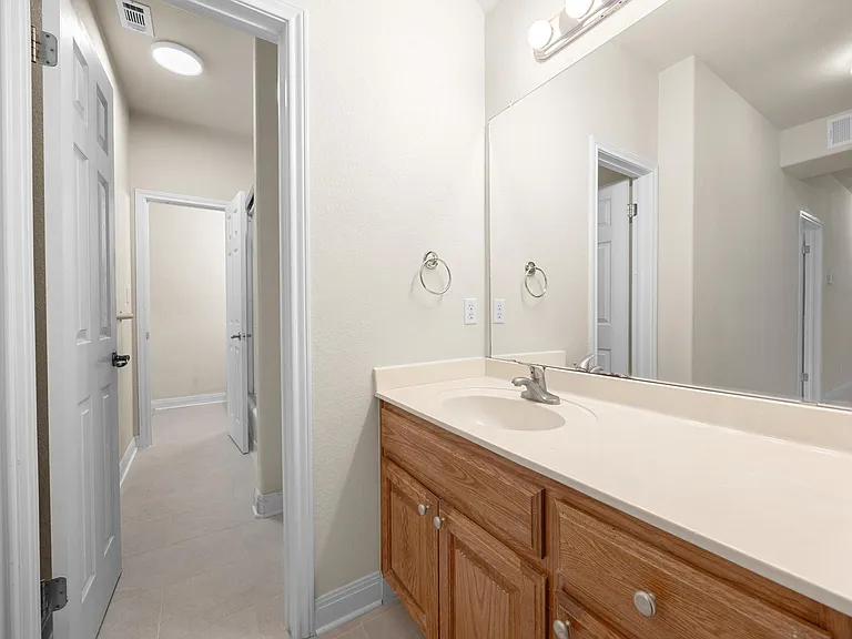 823 E 38th St — Photo 32