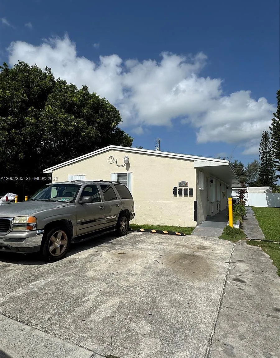 Coral Bay Manor — Photo 2
