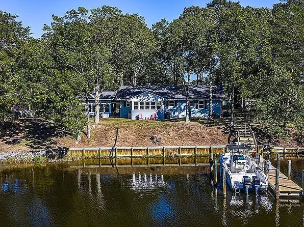 597 Harbor Dr, Reedville, VA 22539