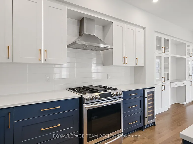 799 Cairn Cres — Photo 25