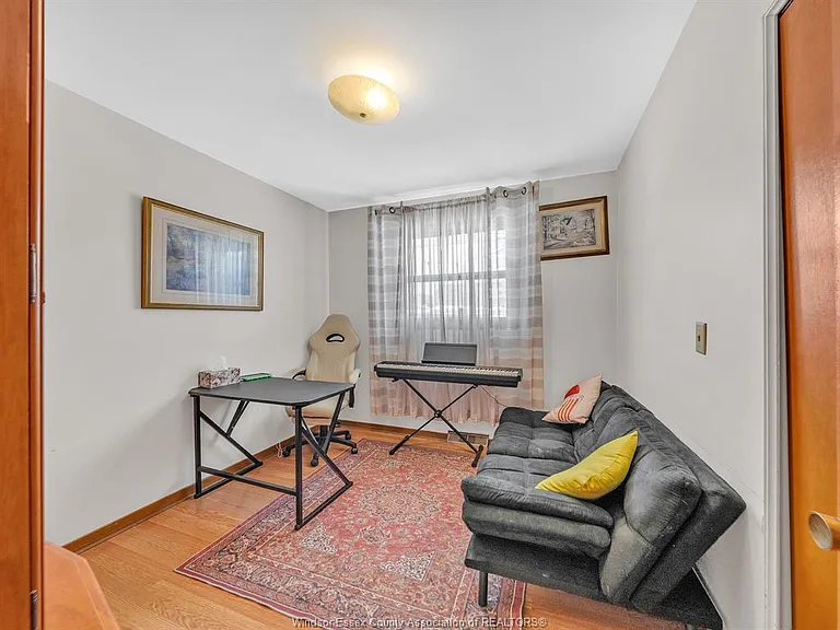 2450 McKay Ave — Photo 9