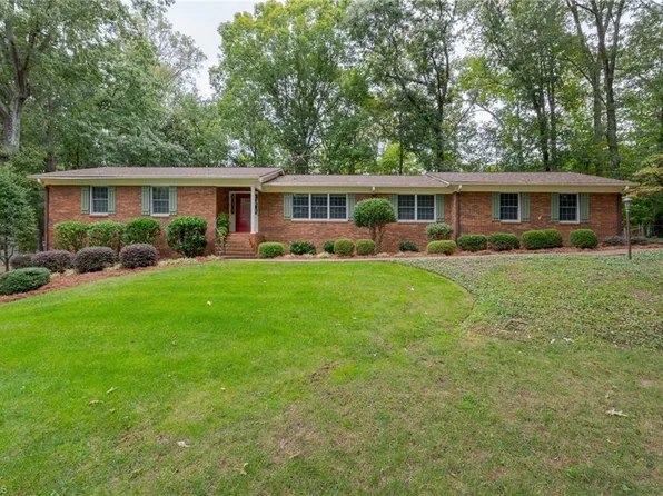 702 Tangle Dr, Jamestown, NC 27282