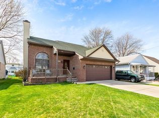 28225 Larchmont St, Saint Clair Shores, MI 48081