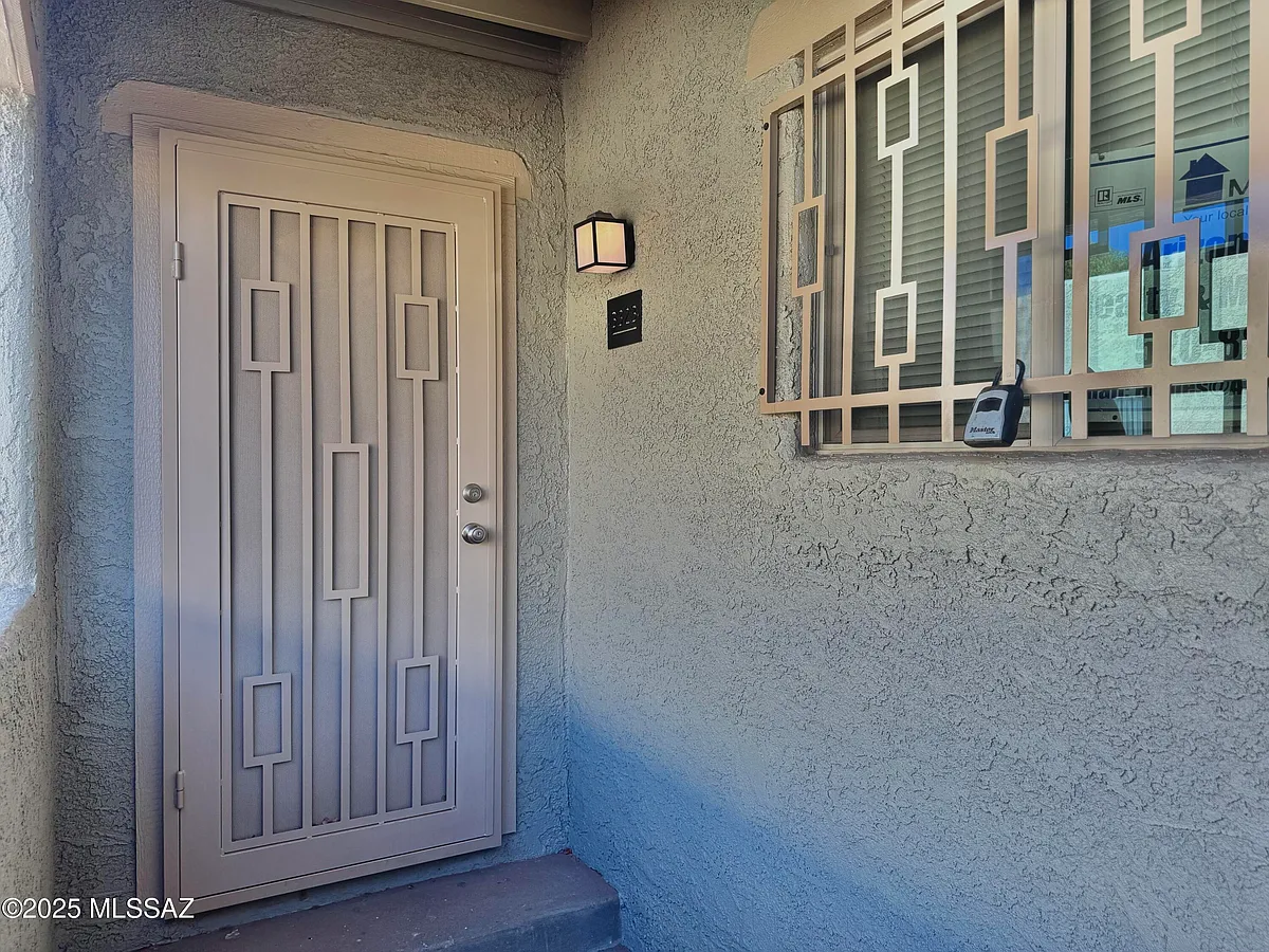 Building Photo - 3323 E Blacklidge Dr #3323