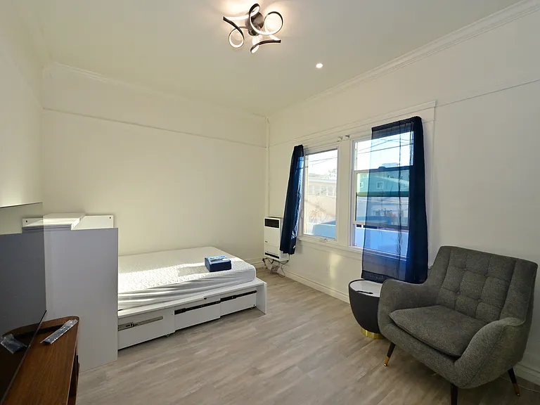 Bright furnished Studio (High ceiling with crown moulding): new murphy bed + full sized mattress, sofa+ in-unit laundry
