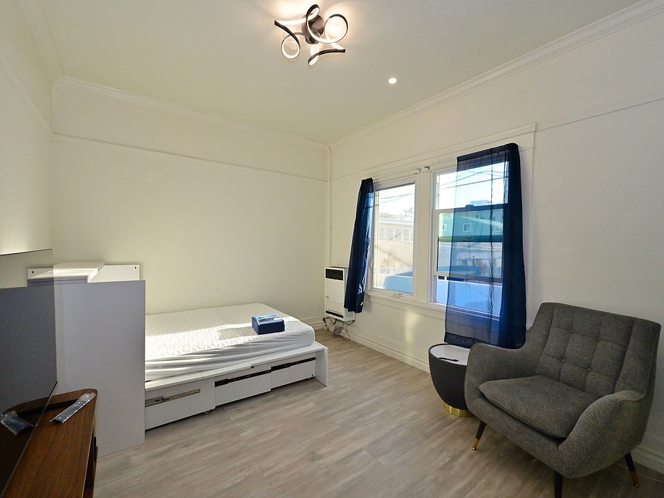 Bright furnished Studio (High ceiling with crown moulding): new murphy bed + full sized mattress, sofa+ in-unit laundry