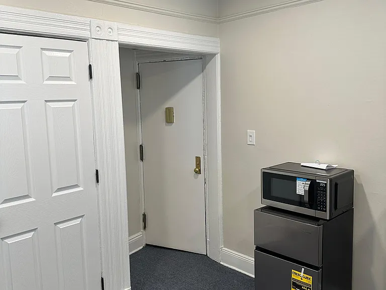 160 Bergen Ave — Photo 2