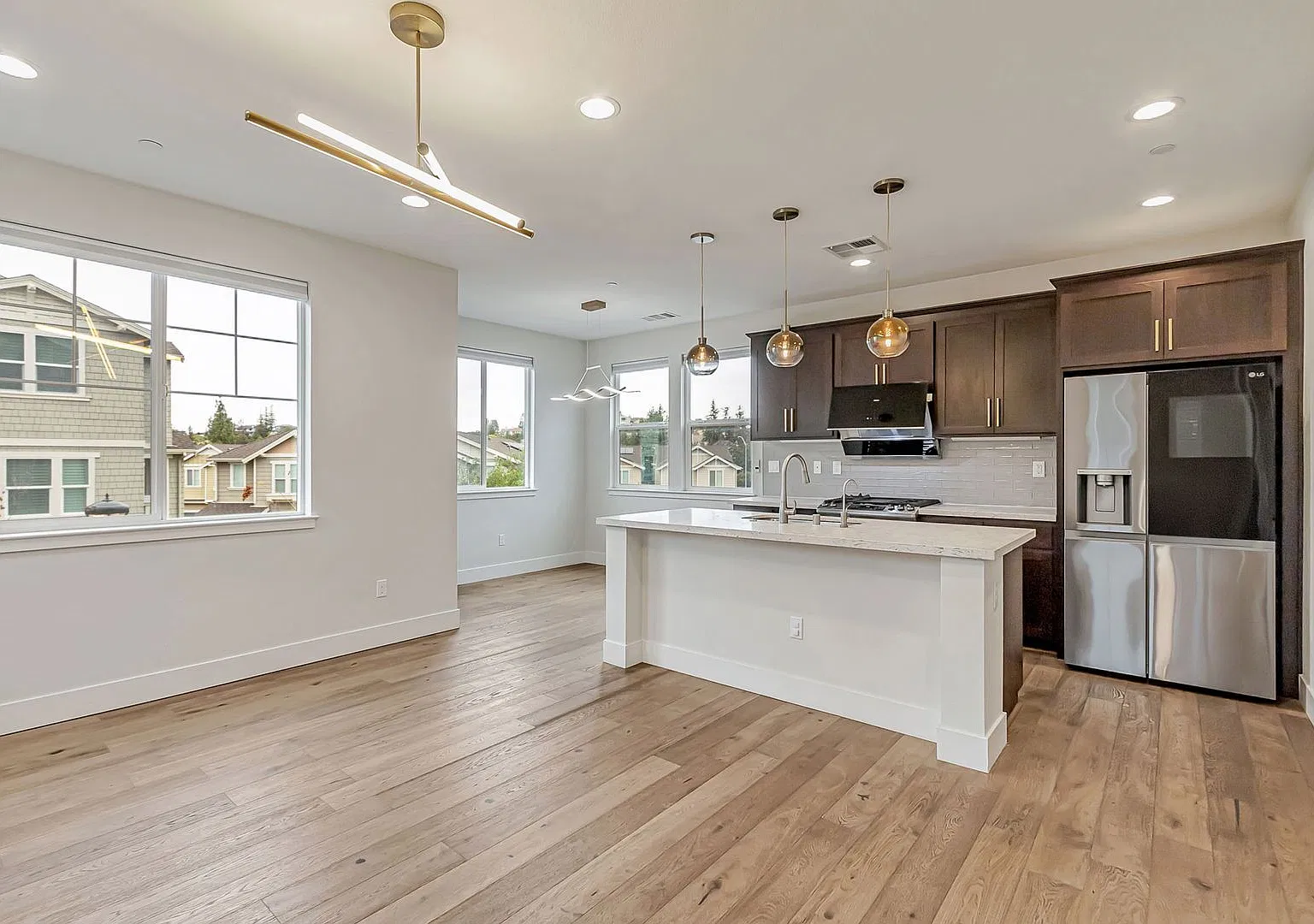 Stunning Home with Modern Upgrades and Private Yard — Photo 3
