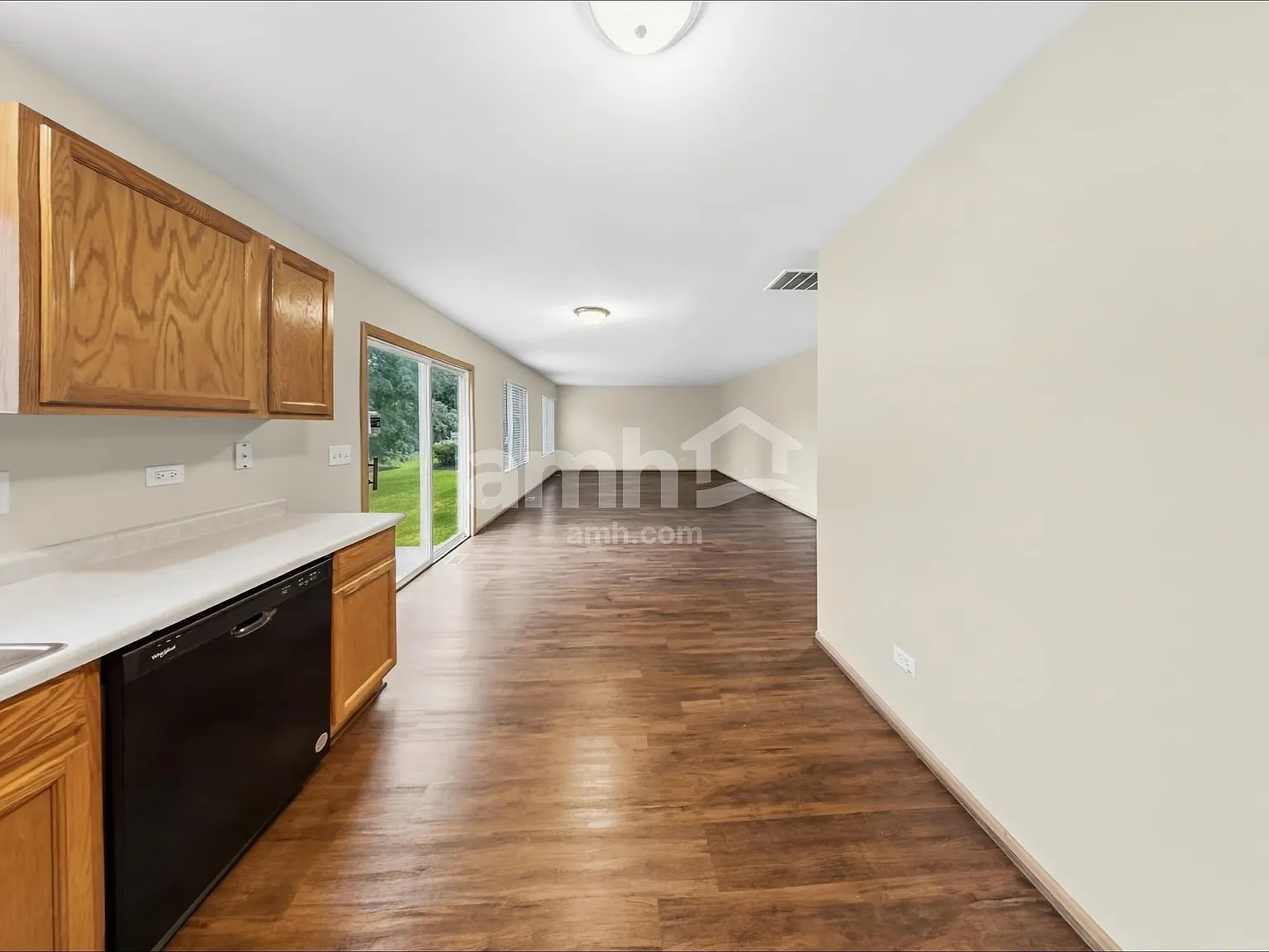 3 bed, 2.5 bath, 2460 sqft, $3,175 — Photo 4
