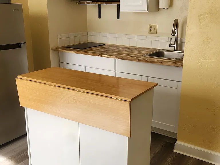 Metro Apartments — Photo 8