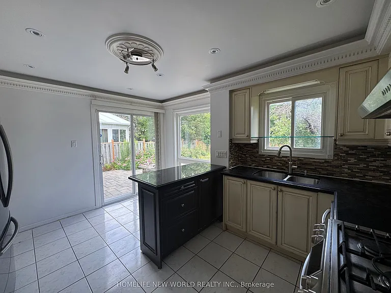 50 Adrian Cres — Photo 9