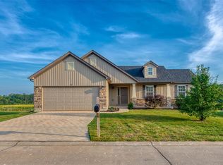 148 Creekside Dr, Winfield, MO 63389