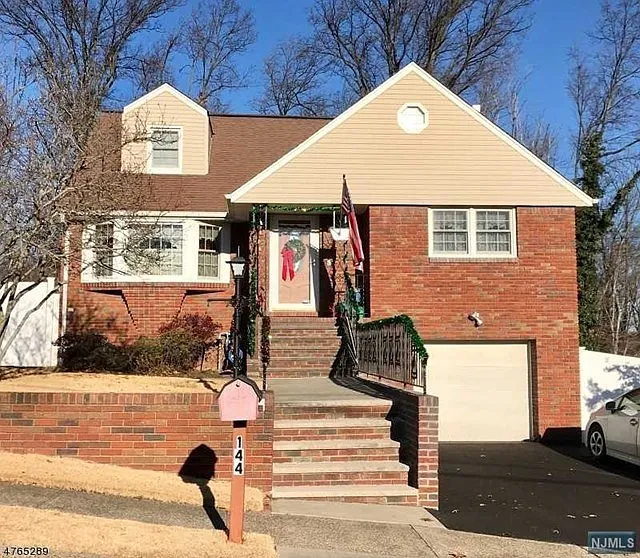 144 Hudson Ave photo 1
