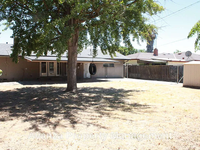 5677 N Millbrook Ave — Photo 25