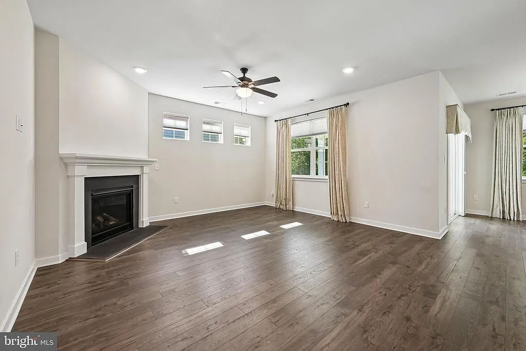 3 bed, 3.0 bath, 2442 sqft, $4,200 — Photo 4