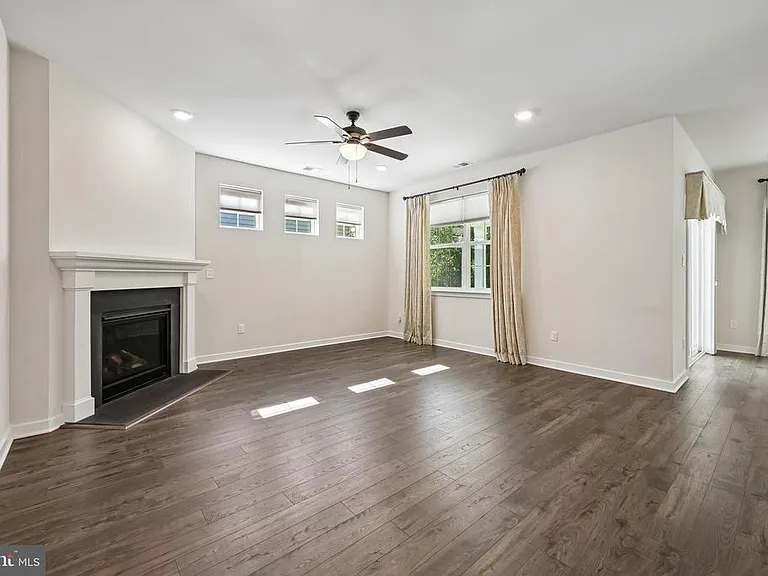 235 Congressional Ct — Photo 4