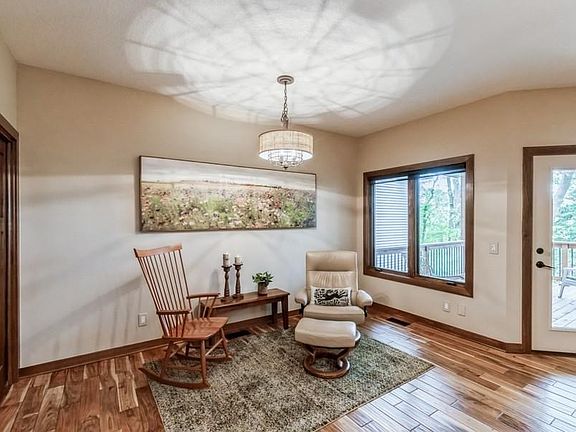 3rd image of 512 NW Country Club Ln