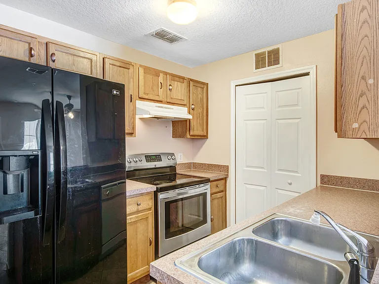 140 Jones Ln #B — Photo 12
