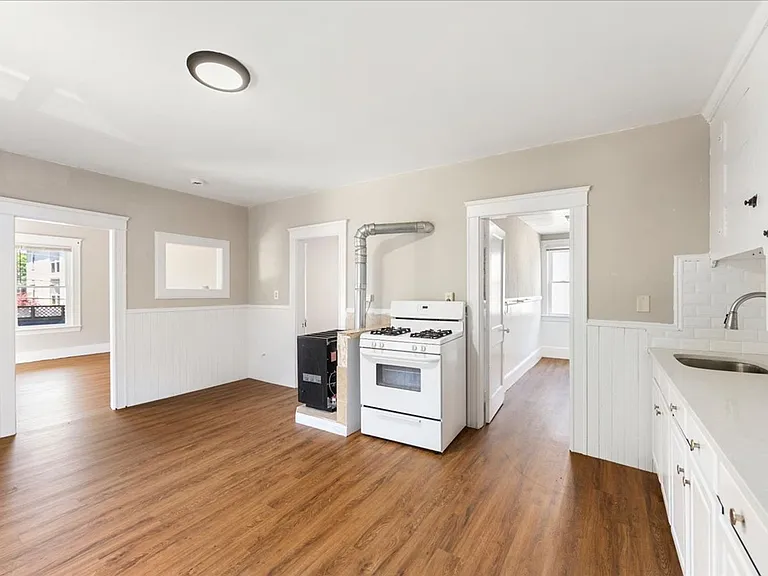 425 Wood Ave #427 — Photo 3