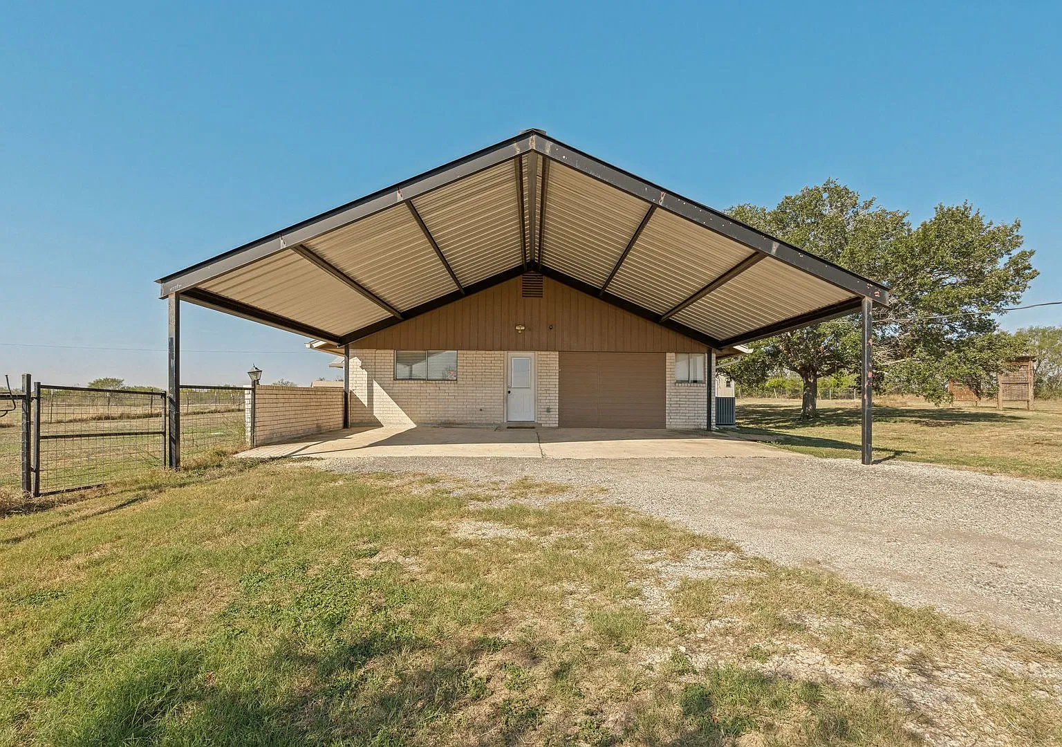 Beautiful 3 Bedroom/2baths Country Living Home In Seguin! — Photo 4