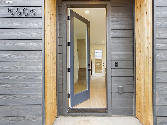 3rd image of 5605 N Lombard St #11