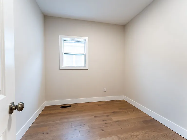 105 Inkerman St — Photo 8