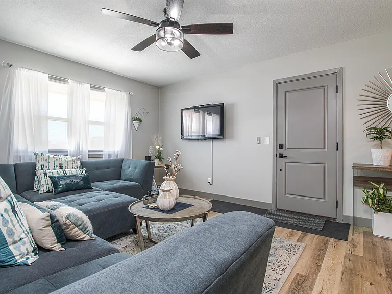 203 3rd St SE #1A — Photo 3