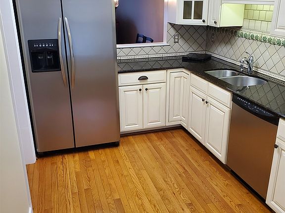 5th image of 52 Somersett Dr