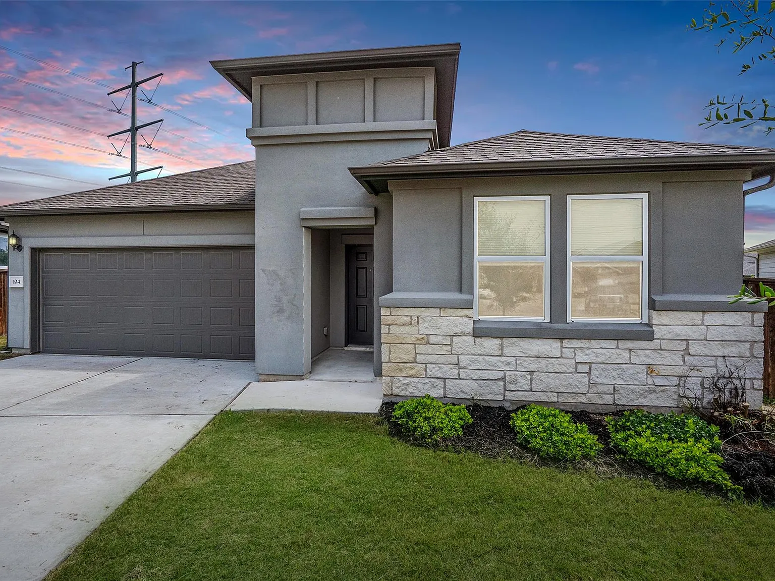 4 bed, 2.5 bath, 2253 sqft, $3,000 — Photo 2