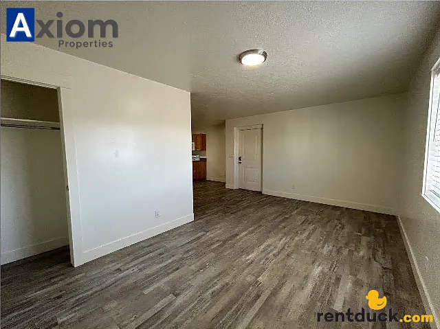 Beautiful 3 bedroom 1 bathroom apartment available now! — Photo 13