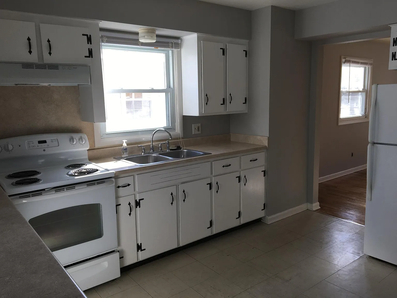 4 bed, 2044 sqft, $3,180 — Photo 3