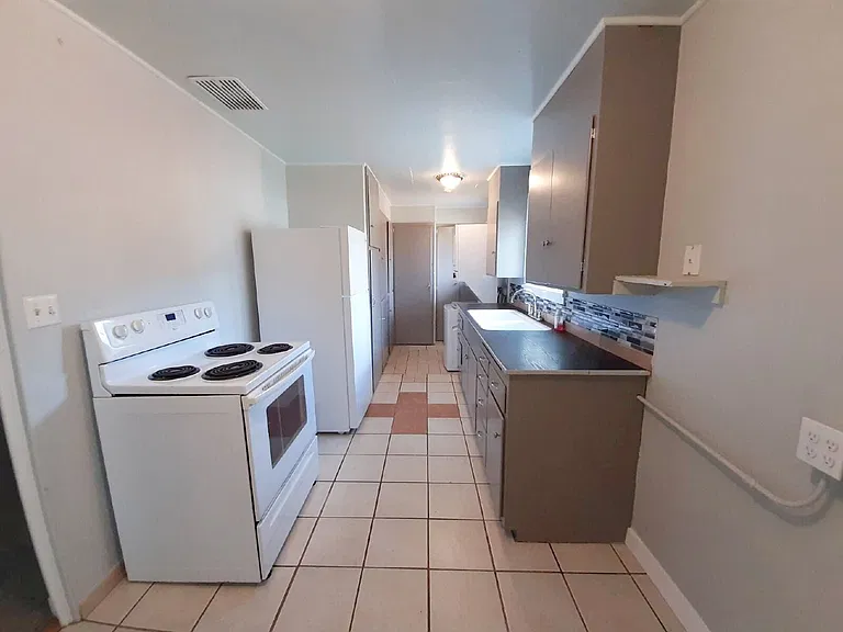 113 E Hilliard Ln — Photo 5