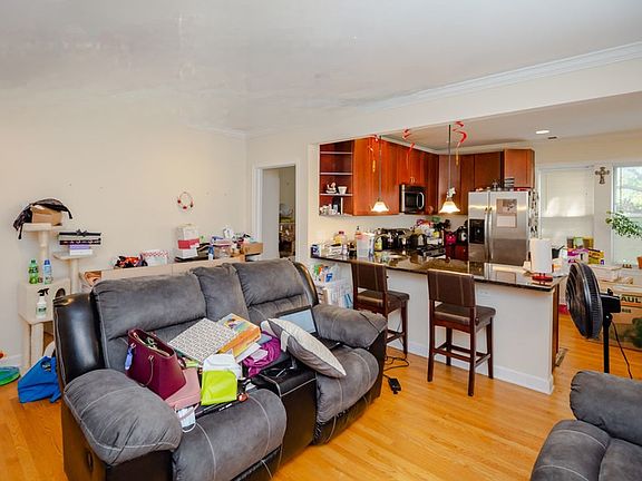 2nd image of 6301 N Francisco Ave #3A