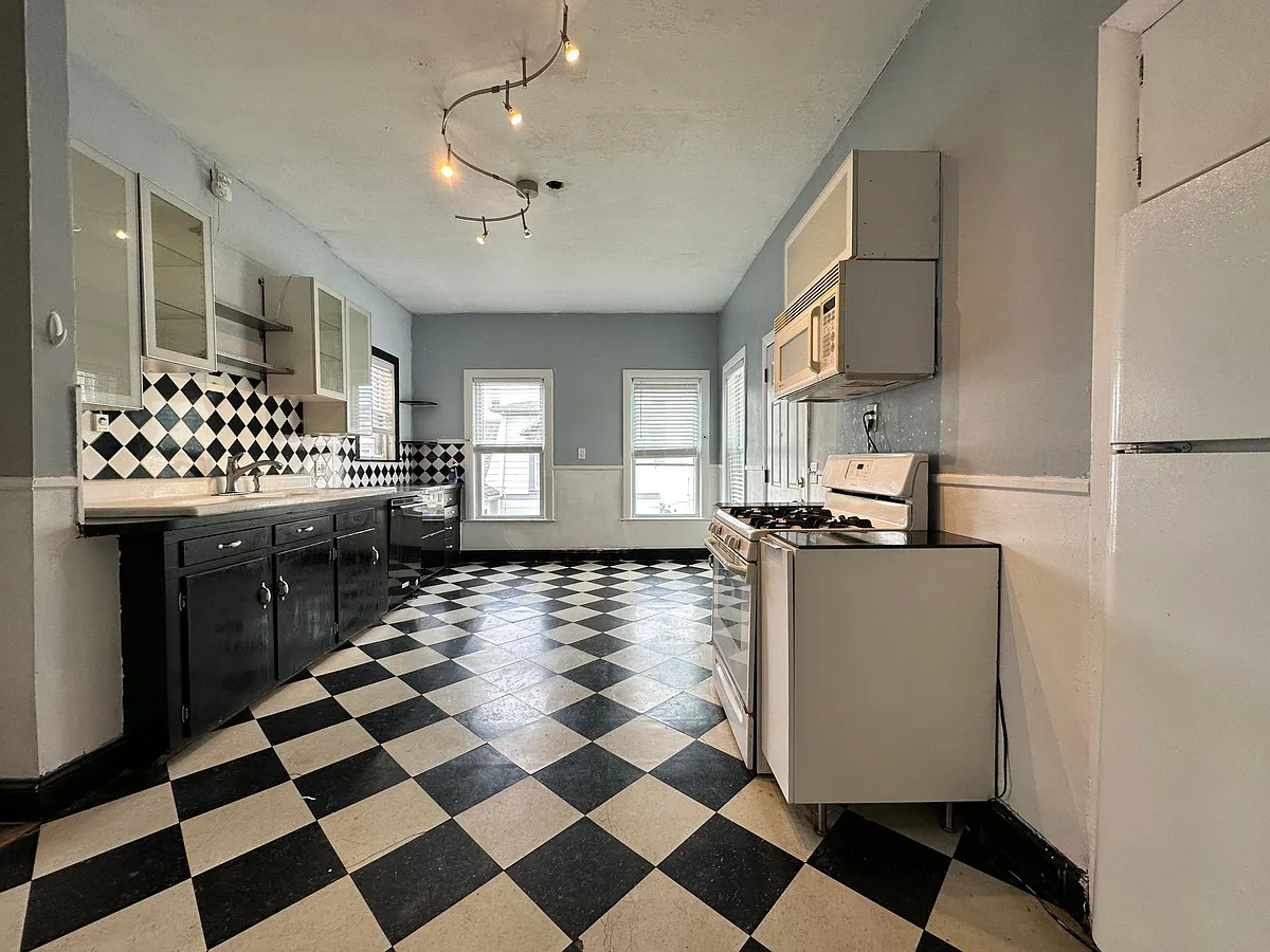 Building Photo - 124 Almy St #2D