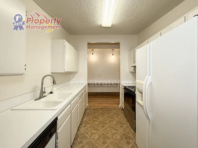 210 S Homedale Ave — Photo 14