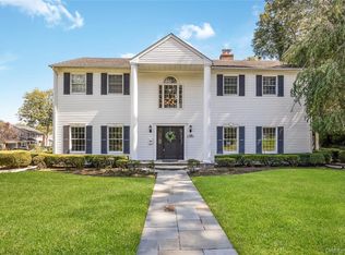 17 Yoakum St, Farmingdale, NY 11735