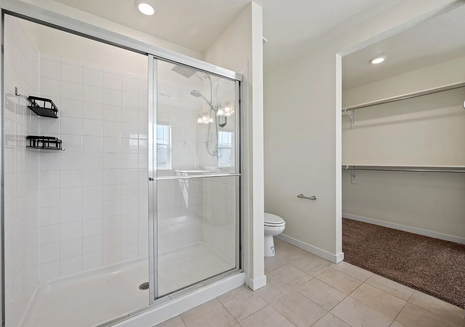 Beautiful 4-Bedroom Home in Aurora Modern Finishes & Great Community — Photo 2