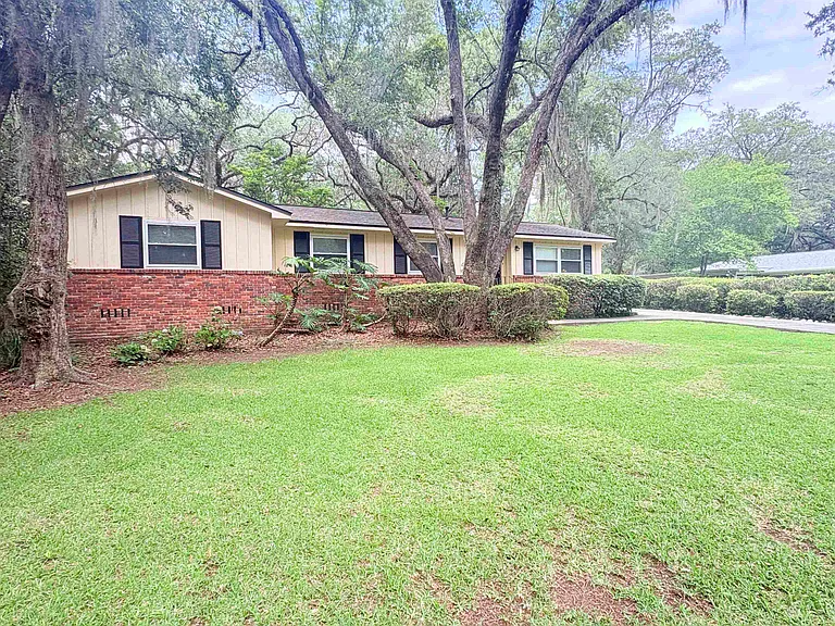 1504 Sunset Ln — Photo 3