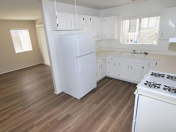 4th image of 2749 E De Soto St #1