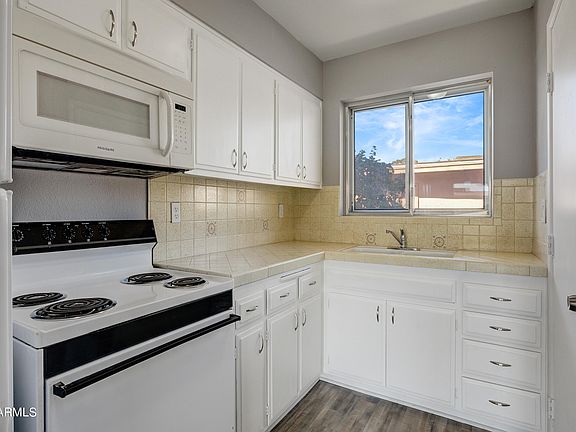 4th image of 10813 N FAIRWAY Court W #110