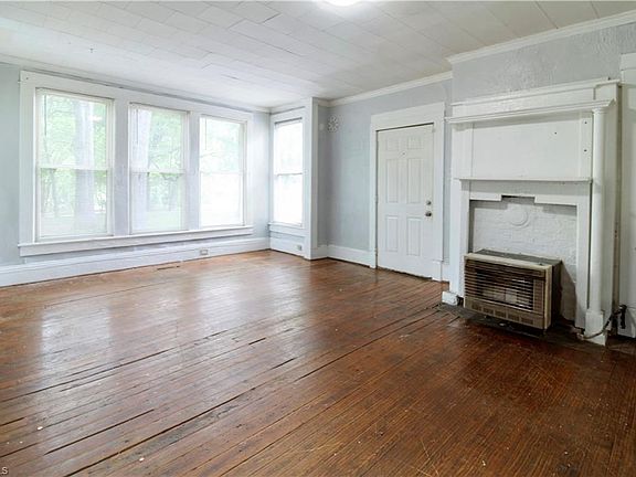 3rd image of 613 Douglas St