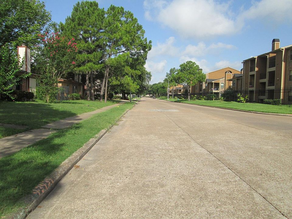1st image of 5403 De Soto St #4