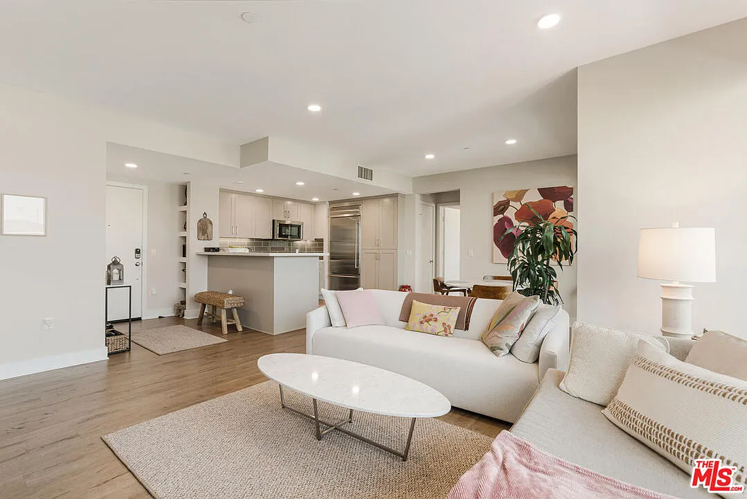 3 bed, 2.0 bath, 1280 sqft, $6,600 — Photo 3