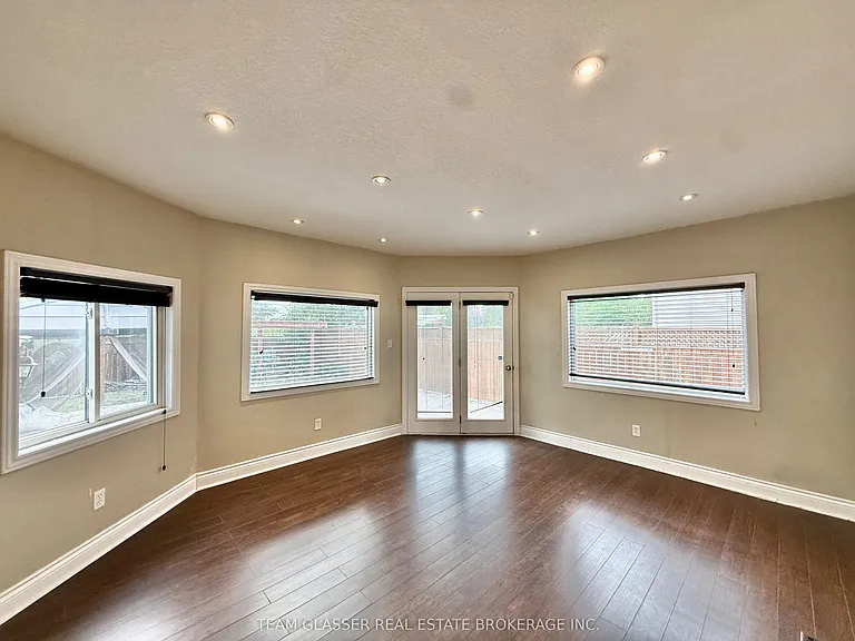 81 Erica Cres — Photo 2