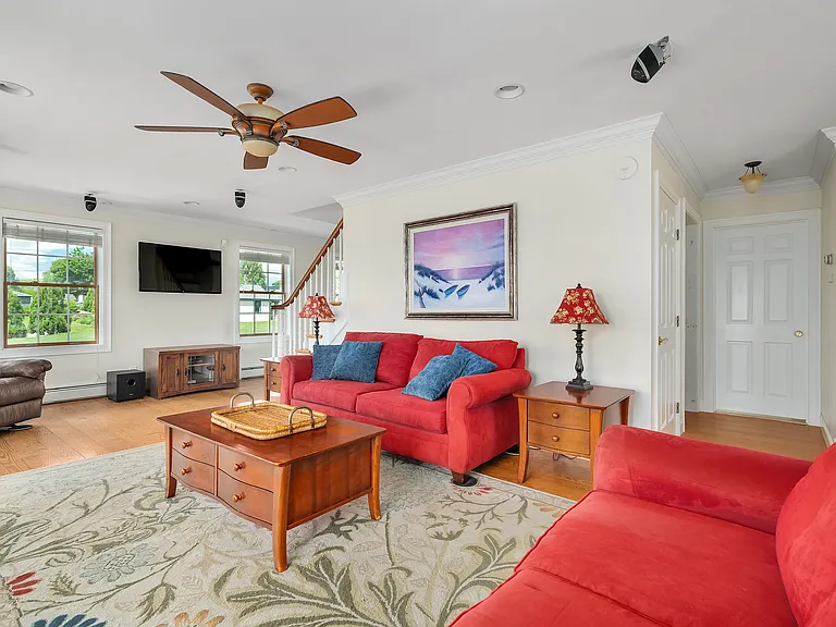 140 Community Dr — Photo 22